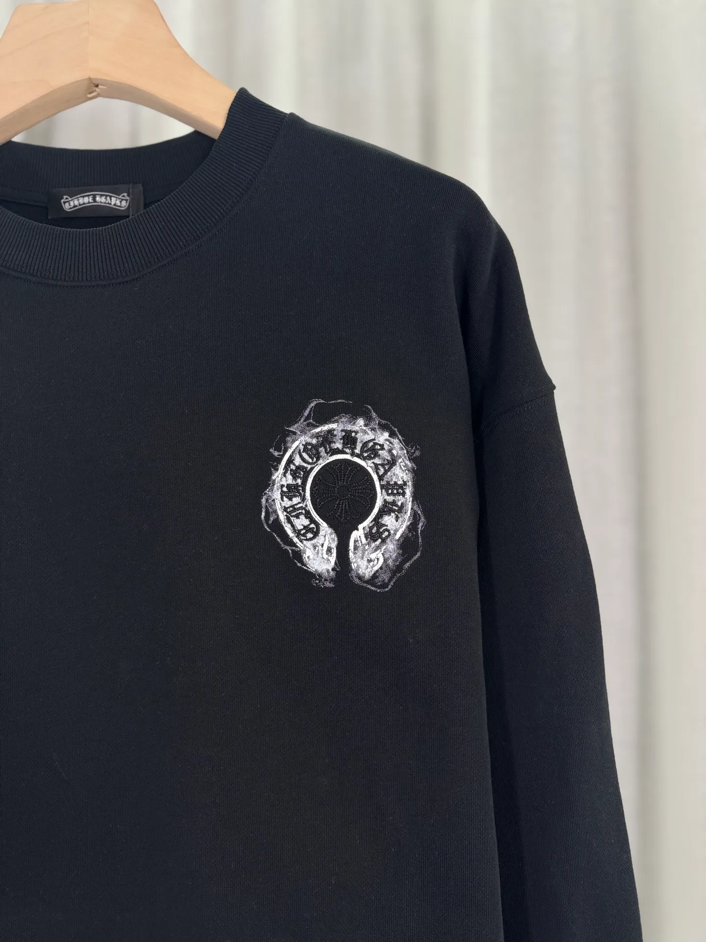 P260 top version, real shot without P, ​​different from market currency) 𝗖𝗵𝗿𝗼𝗺𝗲 𝗛𝗲𝗮𝗿𝘁𝘀/Cro Heart 2025 patch embroidery autumn and winter new original single counter American laser burnt 3D three-dimensional embroidery couple casual sweatshirt 👑The highest version! Customized fabric 440g tripe terry fabric! American acid-washed and distressed original fabric laser burnt ✟appliqué embroidery and exquisite embroidery of letters! The best-selling model in the counter, very comfortable to wear. Accessories: original molded and authenticated collar label➕100% silk wash label. Genuine purchase-grade original hangtag➕matching hanging rope➕3D hanging beads➕original packaging bag. Craftsmanship: The original version has consistent wiring! The highest version of the armhole matching technique! Color: White Black Size: S M L XL Style Number: 25-310